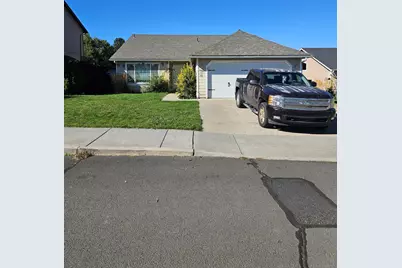 440 NE Hillcrest Street, Madras, OR 97741 - Photo 1