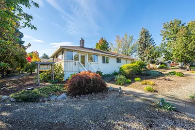 938 Cypress Point Loop, Ashland, OR 97520 - Photo 2