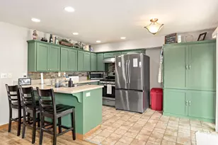 208 Northview Dr, Eagle Point, OR 97524 - Photo 2