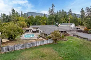 338 Kilborn Dr, Grants Pass, OR 97526 - Photo 2