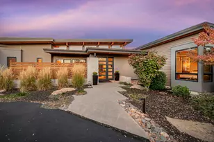 61612 Hosmer Lake Dr, Bend, OR 97702 - Photo 2