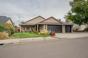 1231 Poppy Ridge Dr, Eagle Point, OR 97524 - Photo 1