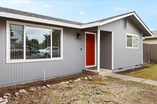 920 N 10th St, Central Point, OR 97502 - Photo 2