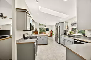 250 Cambridge Dr, Grants Pass, OR 97526 - Photo 6