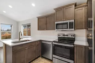 3246 NW 9th St, Redmond, OR 97756 - Photo 6