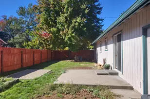 1841 Cloverlawn Dr, Grants Pass, OR 97527 - Photo 4