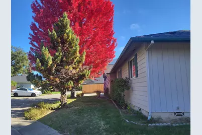 1841 Cloverlawn Drive, Grants Pass, OR 97527 - Photo 2