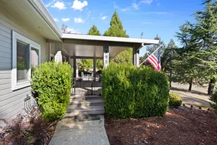 395 Robleda Dr, Central Point, OR 97502 - Photo 8