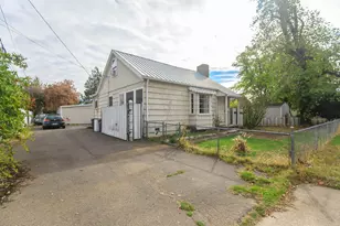 214 N Columbus Ave, Medford, OR 97501 - Photo 2