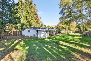 1400 Avocado Ln, Medford, OR 97504 - Photo 4