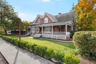 139 SW I St, Grants Pass, OR 97526 - Photo 2