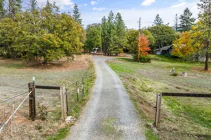 348 Ridgewood Dr, Jacksonville, OR 97530 - Photo 54