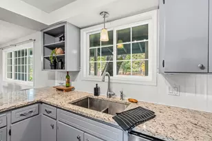 348 Ridgewood Dr, Jacksonville, OR 97530 - Photo 10