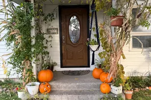 127 SE 8th St, Madras, OR 97741 - Photo 2