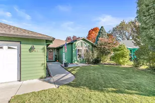 1841 Cascadia Cir, Medford, OR 97504 - Photo 2