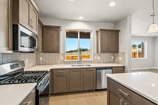 151 Valemont Dr, Eagle Point, OR 97524 - Photo 6