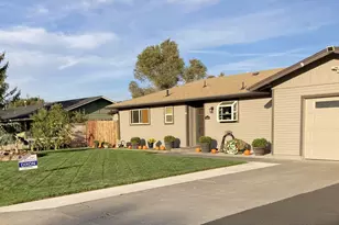 1456 SW 17th St, Redmond, OR 97756 - Photo 2