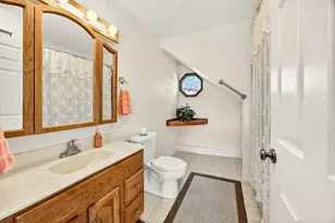 1977 Fairlane Dr, Medford, OR 97501 - Photo 32