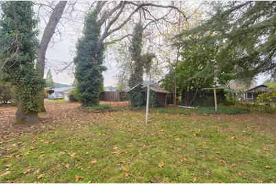 1213 E Park Street, Grants Pass, OR 97527 - Photo 8
