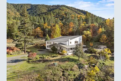 827 Summit Loop, Grants Pass, OR 97527 - Photo 2