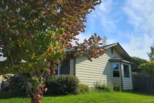 1523 NW Thompson Way, Grants Pass, OR 97526 - Photo 2