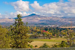 2070 Skyview Dr, Medford, OR 97501 - Photo 4
