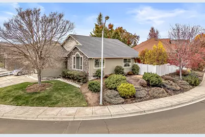 1023 Highlands Drive, Eagle Point, OR 97524 - Photo 2