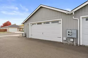 199 Mellecker Way, Medford, OR 97501 - Photo 32