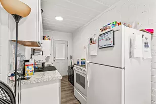 1048 W 13th St, Medford, OR 97501 - Photo 8