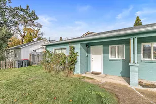 1048 W 13th St, Medford, OR 97501 - Photo 4