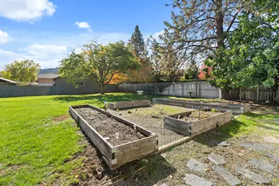 1610 Jasmine Avenue, Medford, OR 97501 - Photo 16