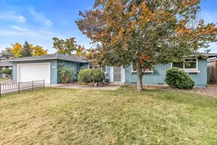 832 La Loma Dr, Medford, OR 97504 - Photo 4