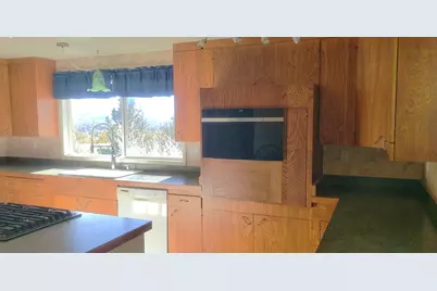 511 NW Woodson Drive, Grants Pass, OR 97526 - Photo 8