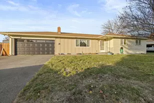 3909 Mazama Dr, Klamath Falls, OR 97603 - Photo 2