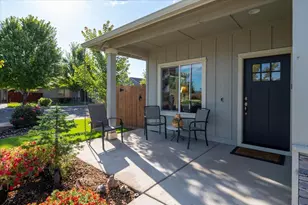 2920 NW Hemlock Ln, Redmond, OR 97756 - Photo 4