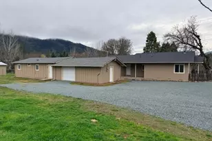 2571 E Evans Creek Rd, Rogue River, OR 97537 - Photo 2