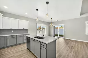 1731 Luxor Ln, Medford, OR 97504 - Photo 10