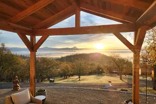 198 Flamingo Dr, Eagle Point, OR 97524 - Photo 2