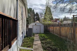 1055 N 5th St, Jacksonville, OR 97530 - Photo 30