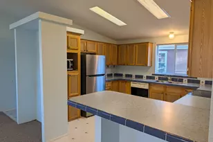 1055 N 5th St, Jacksonville, OR 97530 - Photo 8