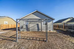 2527 NE 5th St, Redmond, OR 97756 - Photo 34