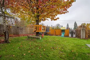 1051 NE Pepperwood Dr, Grants Pass, OR 97526 - Photo 32