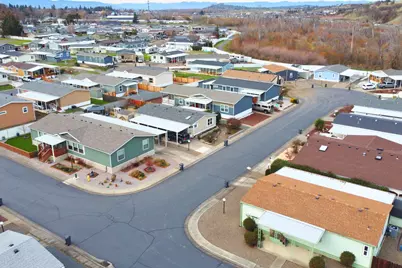 4729 S Pacific Highway #UNIT 12, Phoenix, OR 97535 - Photo 2