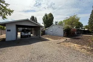 2076 Roberts Rd, Medford, OR 97504 - Photo 2