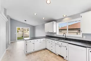 959 Westrop Dr, Central Point, OR 97502 - Photo 8