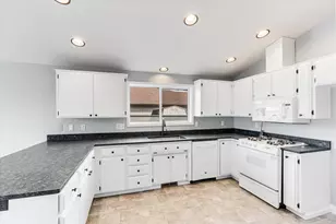 959 Westrop Dr, Central Point, OR 97502 - Photo 6