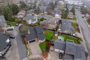 2203 NW Oxford Cir, Grants Pass, OR 97526 - Photo 2