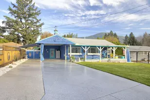 1067 SE Ashley Pl, Grants Pass, OR 97526 - Photo 2