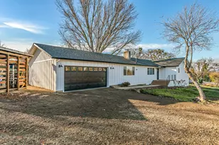 885 Mountain View Dr, Eagle Point, OR 97524 - Photo 2