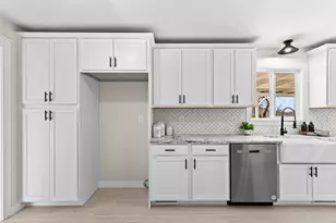 885 Mountain View Dr, Eagle Point, OR 97524 - Photo 16